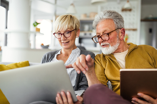 Älteres Paar mit Laptop